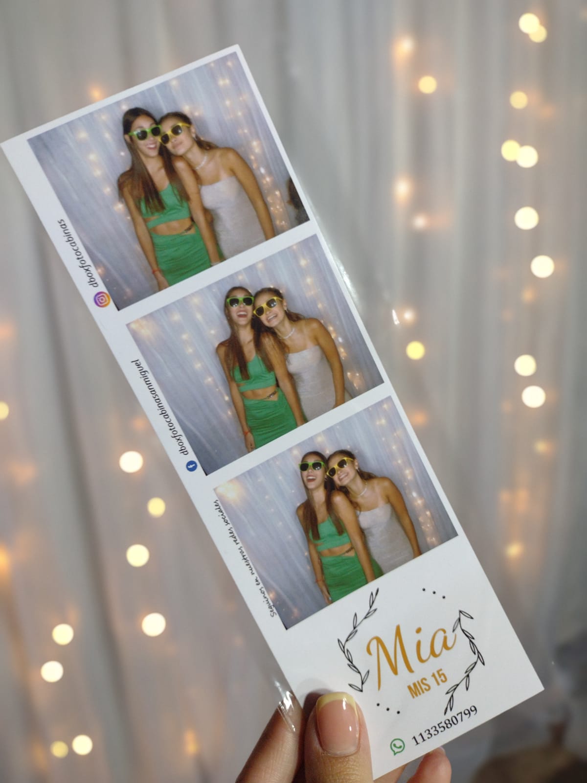 Casamiento con invitados mostrando tiras de fotos y accesorios en salón de San Miguel